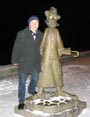 Рядом с А.П. Чеховым. В основании надпись: 'Антон Павлович Чехов в Томске глазами пьяного мужика и не читавшего Каштанку'